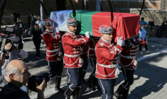 Des officiers bulgares portent un cercueil contenant les restes attribués au tsar Samouil, l'un des derniers souverains bulgares avant la domination byzantine, lors d'une cérémonie de restitution par la Grèce au musée byzantin de Thessalonique, le 3 octobre 2026 ( AFP / Sakis Mitrolidis )