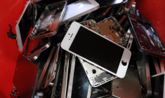 Des prestations jusqu'ici exclues, comme l'échange de vitre cassée de téléphones, seront incluses ( AFP / NICOLAS TUCAT )