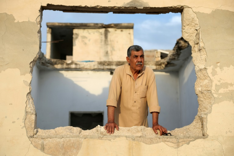 Aref Chamtan dans les décombres de sa maison, le 22 mai 2025 à al-Hawach, en Syrie ( AFP / Omar HAJ KADOUR )
