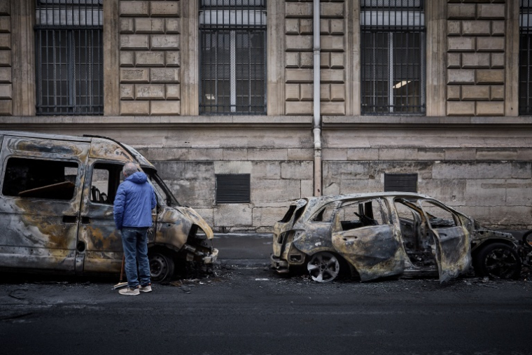 Des voitures brûlées dans une rue de Paris, le 19 octobre 2026  ( AFP / Kiran RIDLEY )