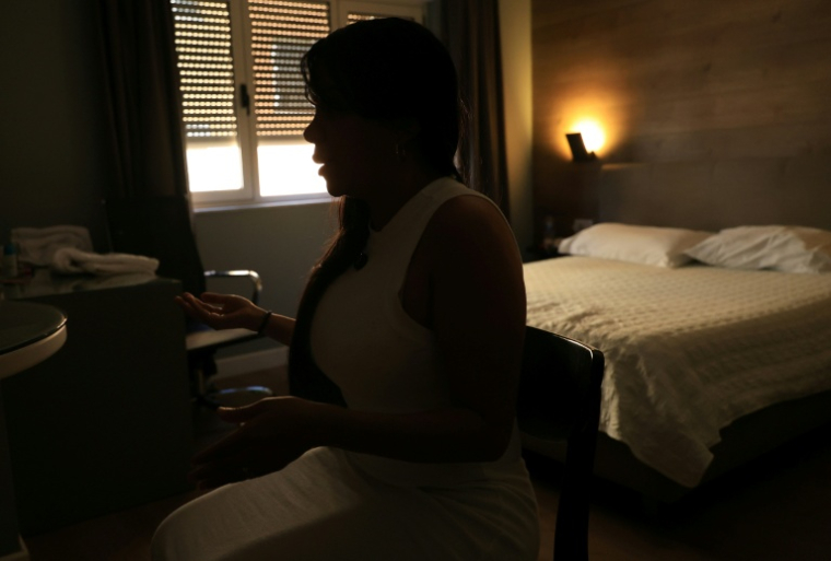 Maria (prénom d'emprunt), victime de trafic sexuel en provenance d'Amérique latine, s'exprime lors d'une interview avec l'AFP à Tirana le 1er août 2025 en Albanie ( AFP / Adnan Beci )