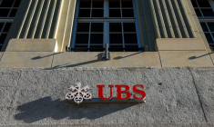 Le logo de la banque suisse UBS est visible sur sa succursale à Berne
