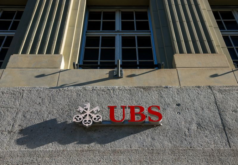 Le logo de la banque suisse UBS est visible sur sa succursale à Berne