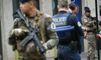 Des militaires de l'opération "Sentinelle" et des policiers municipaux devant le lycée de Nantes où une lycéenne a été tuée et trois autres blessés à coups de couteau par un élève, le 24 avril 2025  ( AFP / Loic VENANCE )