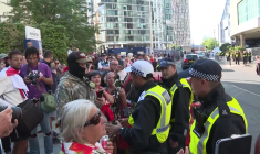 Manifestations pro et anti-migrants devant un hôtel à Londres