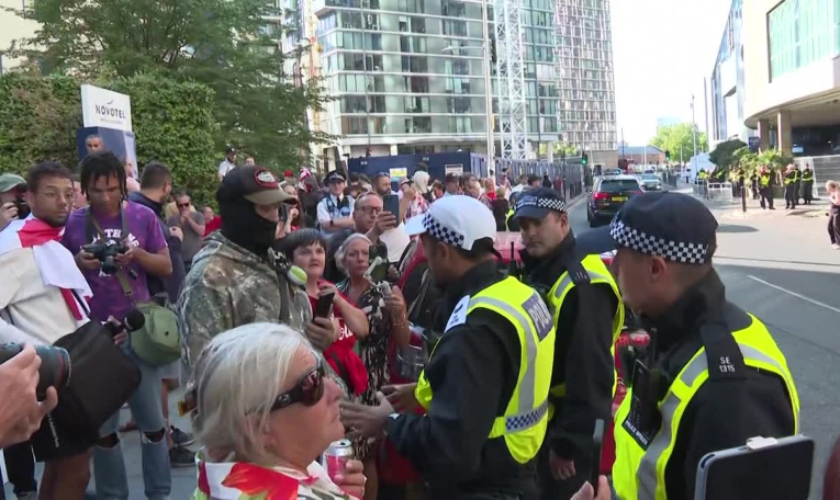 Manifestations pro et anti-migrants devant un hôtel à Londres