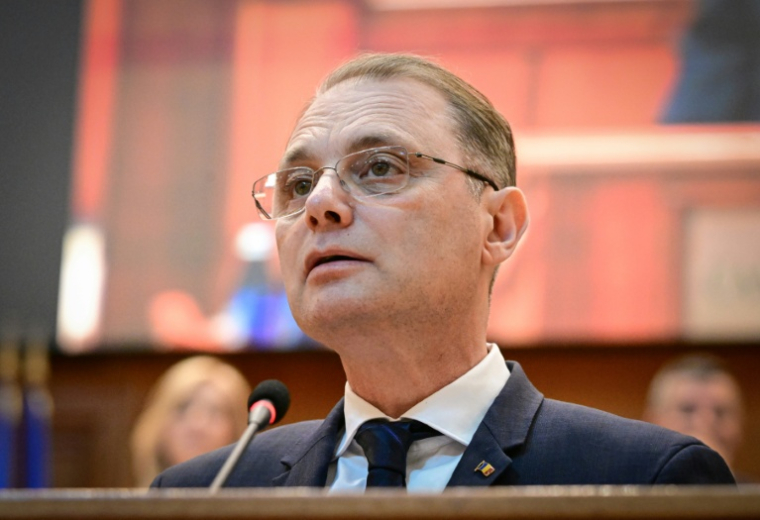 Le Premier ministre désigné de Roumanie, Luca Niculescu, devant le Parlement roumain, le 20 octobre 2026 à Bucarest ( AFP / Daniel MIHALESCU )