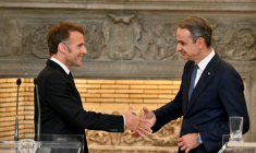 Le président français Emmanuel Macron (G) serre la main du Premier ministre grec Kyriakos Mitsotakis à l'issue d'une conférence de presse, le 25 avril 2026 à Athènes  ( AFP / Aris MESSINIS )