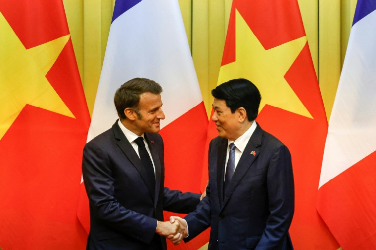 France's President Emmanuel Macron (L) and Vietnam's President Luong Cuong (R) shake Le président français Emmanuel Macron (G) et le président vietnamien Luong Cuong (D) se serrent la main lors d'une rencontre au Palais présidentiel à Hanoï le 26 mai 2025 ( AFP / Ludovic MARIN )