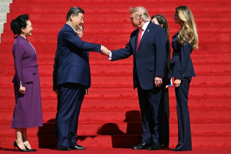 Le président américain Donald Trump serre la main du président chinois Xi Jinping, aux côtés de la Première dame de Chine Peng Liyuan (g) et de la Première dame des États-Unis Melania Trump (d), après une visite aux Archives nationales à Washington, le 25 septembre 2026 ( AFP / SAUL LOEB )
