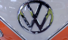 Le logo d'une voiture Volkswagen est visible lors de l'avant-première presse du Salon international de l'automobile de New York, à New York