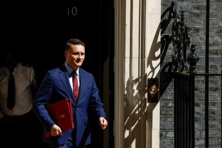Le ministre britannique de la Santé, Wes Streeting, quitte le 10 Downing Street à l'issue d'une réunion, le 12 mai 2026 à Londres ( AFP / Brook Mitchell )