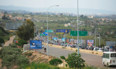 Des voitures font la queue, transportant des déplacés qui retournent chez eux dans le sud du Liban en passant par un site bombardé par Israël, dans la région de Qasmiyeh, dans le sud du Liban, le 17 avril 2026 ( AFP / ibrahim AMRO )