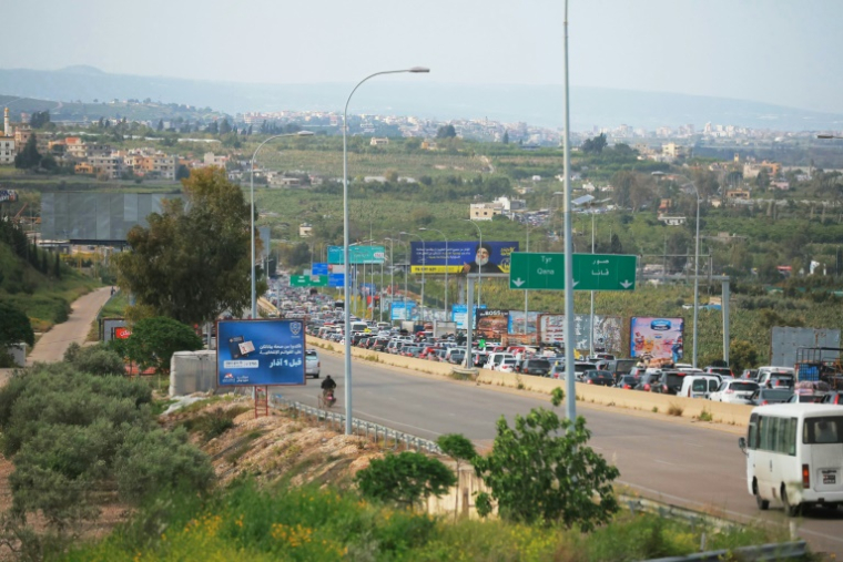 Des voitures font la queue, transportant des déplacés qui retournent chez eux dans le sud du Liban en passant par un site bombardé par Israël, dans la région de Qasmiyeh, dans le sud du Liban, le 17 avril 2026 ( AFP / ibrahim AMRO )