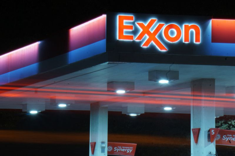 Des véhicules passent devant une station-service Exxon à Bethesda