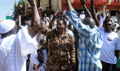 Des habitants d'Omdurman, dans l'agglomération de Khartoum, manifestent contre les FSR, accusés d'exactions lors de leur prise de la ville d'El-Facher, dans l'ouest du Soudan, le 31 octobre 2025 ( AFP / Ebrahim Hamid )