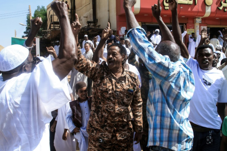 Des habitants d'Omdurman, dans l'agglomération de Khartoum, manifestent contre les FSR, accusés d'exactions lors de leur prise de la ville d'El-Facher, dans l'ouest du Soudan, le 31 octobre 2025 ( AFP / Ebrahim Hamid )