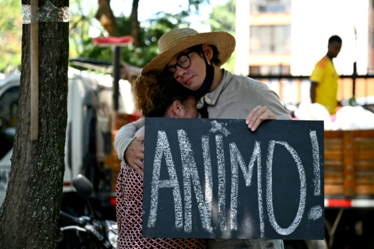 Andres Solomon propose des câlins pour réconforter les sinistrés du séisme, et leur souhaite du "courage!" ("animo!", en espagnol), à Cali en Colombie, le 13 août 2026 ( AFP / Raul ARBOLEDA )