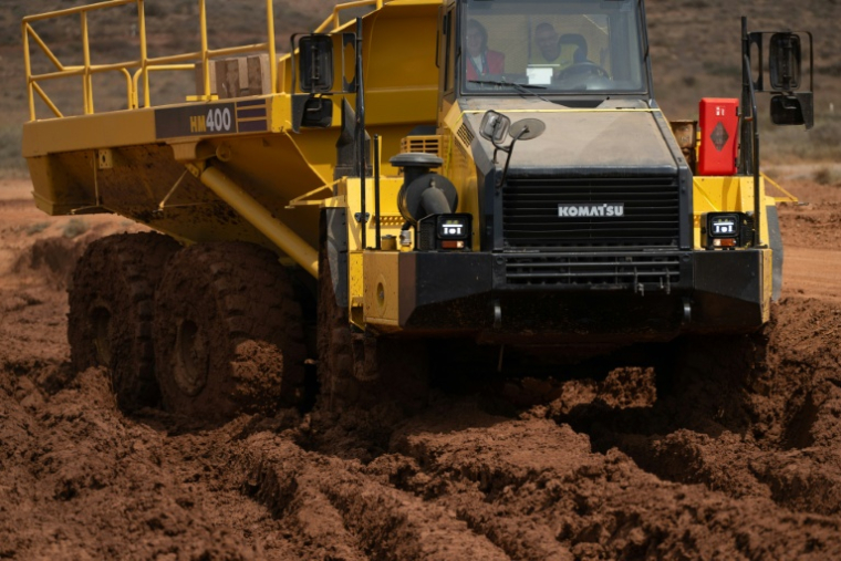 Des pneus pour engins lourds sont testés au Centre d'essai Michelin à Almeria, le 10 juin 2026 en Espagne ( AFP / JORGE GUERRERO )
