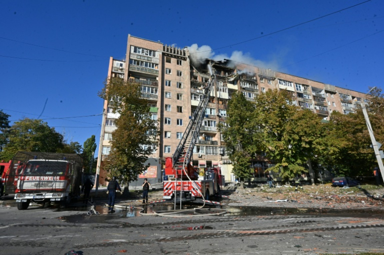 Des pompiers en opération sur le site d'un bâtiment touché par un drone russe à Kharviv, Ukraine, le 12 octobre 2026 ( AFP / SERGEY BOBOK )