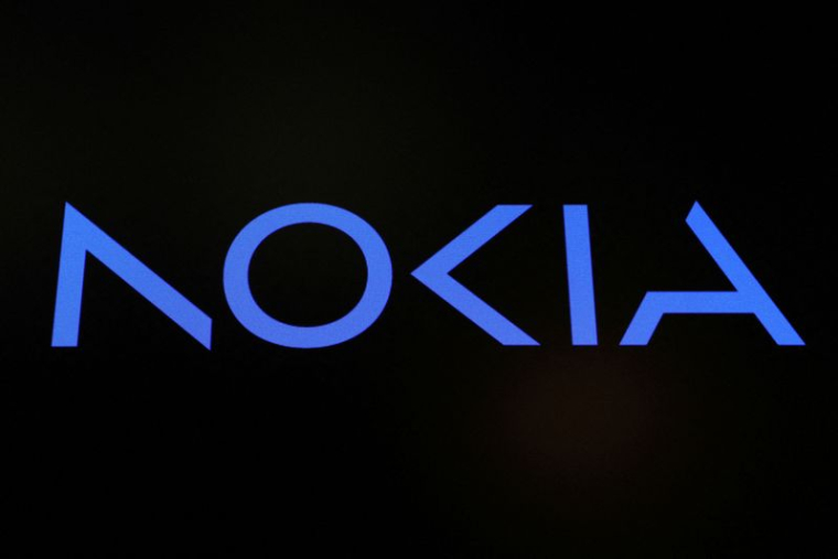 PHOTO DE FICHIER : Un écran affiche le logo de Nokia Corporation sur le parquet de la Bourse de New York