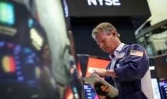 Des traders travaillent sur le parquet de la Bourse de New York
