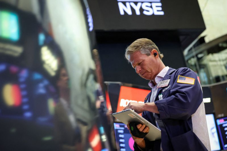 Des traders travaillent sur le parquet de la Bourse de New York