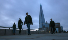 Des piétons traversent le London Bridge à Londres