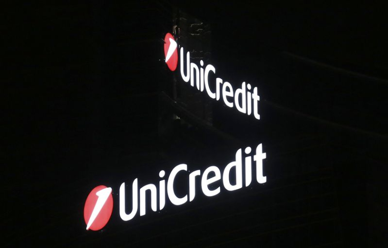 Un logo d'UniCredit dans le centre de Milan