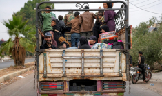 Des membres de tribus bédouines évacués de Soueida, dans le sud de la Syrie, le 21 juillet 2025 ( AFP / Rami al SAYED )