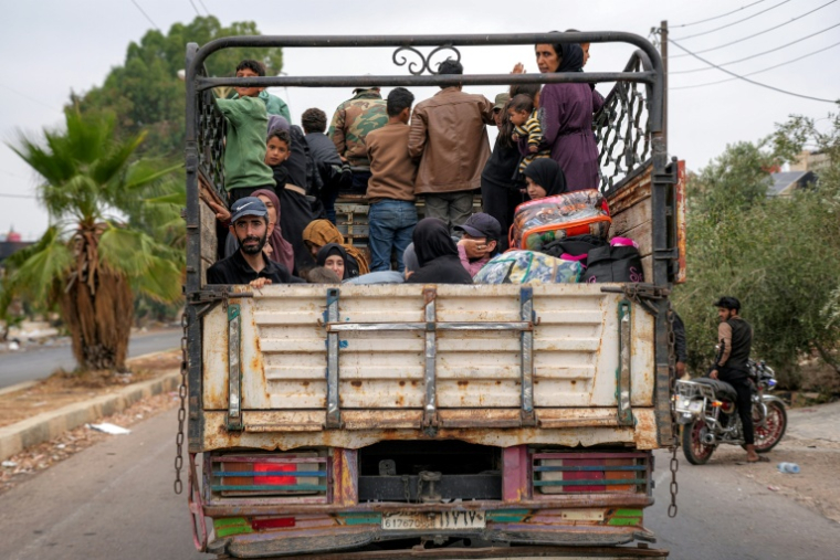 Des membres de tribus bédouines évacués de Soueida, dans le sud de la Syrie, le 21 juillet 2025 ( AFP / Rami al SAYED )
