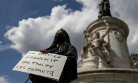 Une manifestante tient une pancarte  lors du rassemblement des Mères indignées sur la place de la République, à Paris, le 9 septembre 2025 ( AFP / Ian LANGSDON )