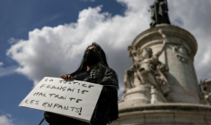 Une manifestante tient une pancarte  lors du rassemblement des Mères indignées sur la place de la République, à Paris, le 9 septembre 2025 ( AFP / Ian LANGSDON )