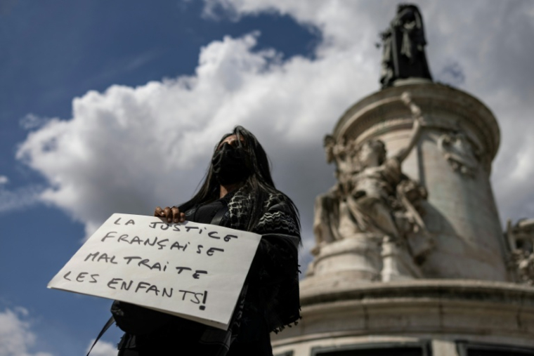 Une manifestante tient une pancarte lors du rassemblement des Mères indignées sur la place de la République, à Paris, le 9 septembre 2025 ( AFP / Ian LANGSDON )