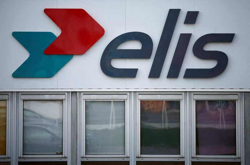 Le logo d'Elis est visible à l'extérieur d'un bâtiment de la société à Reze, près de Nantes