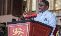 Le président sortant Lazarus du Malawi Chakwera s'exprime le 13 septembre 2025, lors du dernier rassemblement de campagne de son parti à Lilongwe ( AFP / Amos GUMULIRA )