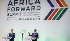 Les présidents français Emmanuel Macron (G) et kényan William Ruto (D) clôturent le sommet franco-africain Africa Forward, le 12 mai 2026 à Nairobi ( AFP / Luis TATO )