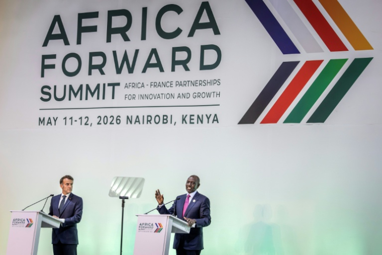 Les présidents français Emmanuel Macron (G) et kényan William Ruto (D) clôturent le sommet franco-africain Africa Forward, le 12 mai 2026 à Nairobi ( AFP / Luis TATO )