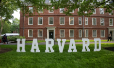 Un panneau Harvard sur le campus de l'université Harvard à Boston (Massachusetts), aux Etats-Unis, le 27 mai 2025 ( AFP / Rick Friedman )