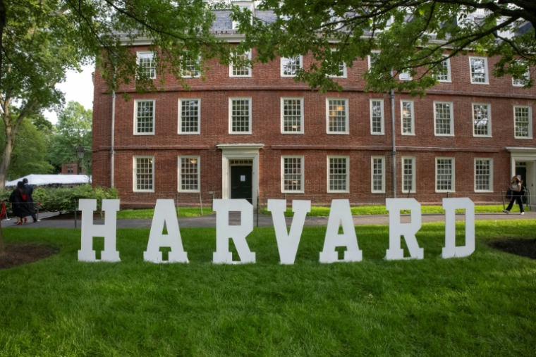 Les lettres Harvard sur le campus de l'Université à Boston, le 27 mai 2025 dans le Massachusetts ( AFP / Rick Friedman )