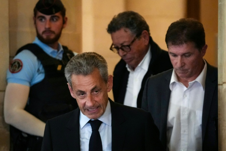 L'ancien président Nicolas Sarkozy quitte la salle d'audience du Palais de Justice après que le parquet a requis une peine de sept ans de prison à son encontre lors de son procès en appel dans le financement libyen, le 13 mai 2026 à Paris ( AFP / Dimitar DILKOFF )
