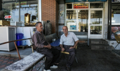 Hadi Abdullah (G) et Ahmed Ali, des Kurdes irakiens, le 21 septembre 2026 dans le district de Penjwen, près de la frontière avec l'Iran, dans la région autonome du Kurdistan irakien ( AFP / Safin HAMID )