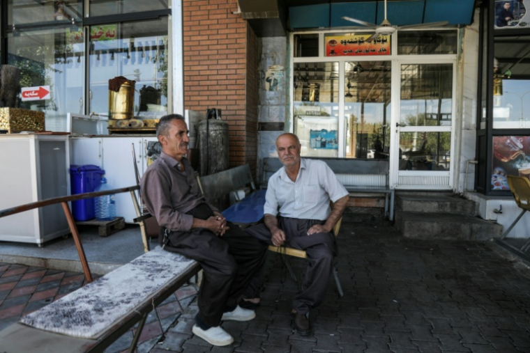 Hadi Abdullah (G) et Ahmed Ali, des Kurdes irakiens, le 21 septembre 2026 dans le district de Penjwen, près de la frontière avec l'Iran, dans la région autonome du Kurdistan irakien ( AFP / Safin HAMID )