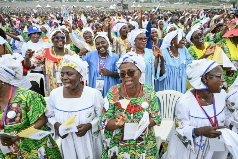 Des fidèles chantent lors de la messe du pape Léon XIV sur l’esplanade du stade de Japoma, à Douala, au Cameroun, le 17 avril 2026 ( AFP / Alberto PIZZOLI )