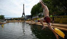 Baignade dans la Seine, sur le site de Grenelle, à Paris le 5 Juillet 2025 ( AFP / JULIEN DE ROSA )