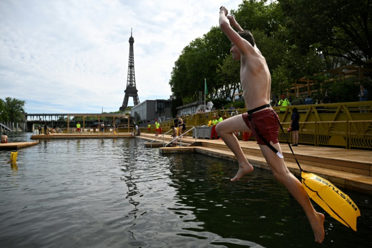 Baignade dans la Seine, sur le site de Grenelle, à Paris le 5 Juillet 2025 ( AFP / JULIEN DE ROSA )