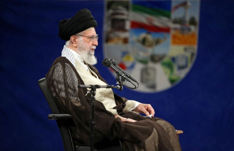 Le guide suprême iranien rencontre des scientifiques nucléaires et le personnel de l'Organisation iranienne de l'énergie atomique (AEOI) à Téhéran
