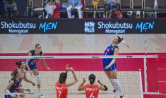 La capitaine des Bleues Héléna Cazaute au smash lors du 8e de finale du Mondial de volley contre la Chine, le 31 août 2025 à Bangkok ( AFP / Amaury PAUL )