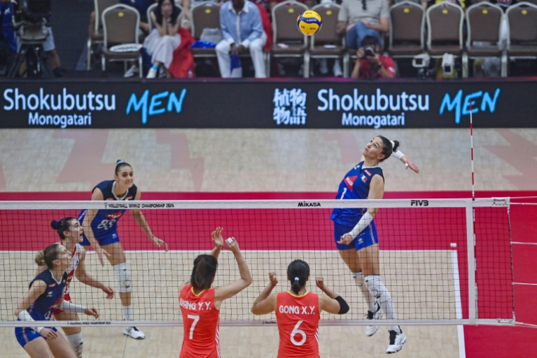 La capitaine des Bleues Héléna Cazaute au smash lors du 8e de finale du Mondial de volley contre la Chine, le 31 août 2025 à Bangkok ( AFP / Amaury PAUL )