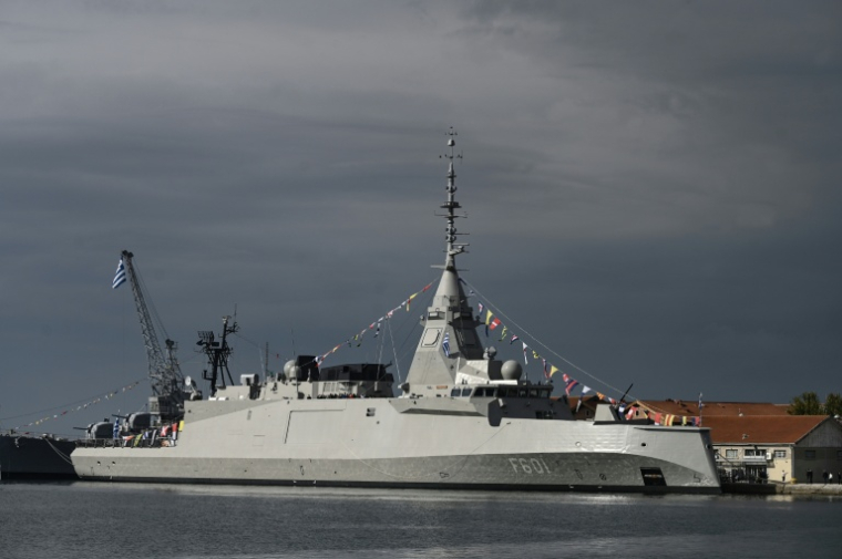 La frégate Kimon de la marine grecque, amarrée au port de Thessalonique, avant les célébrations marquant la fête nationale du "Non", le 25 octobre 2026 en Grèce ( AFP / Sakis Mitrolidis )